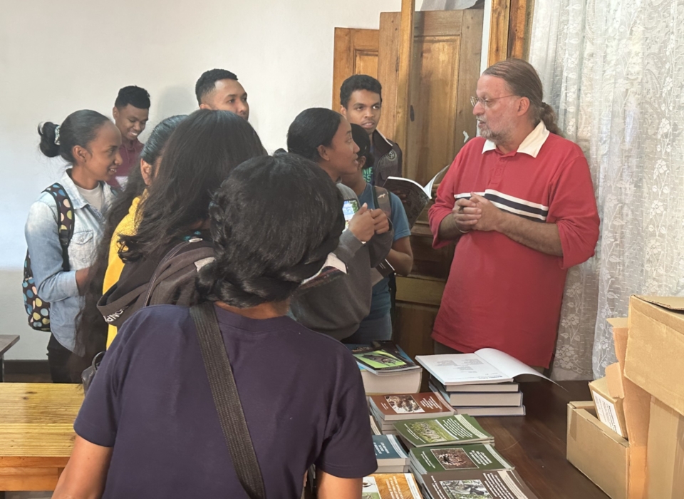 Yoder lab collaborator- Steve Goodman with students